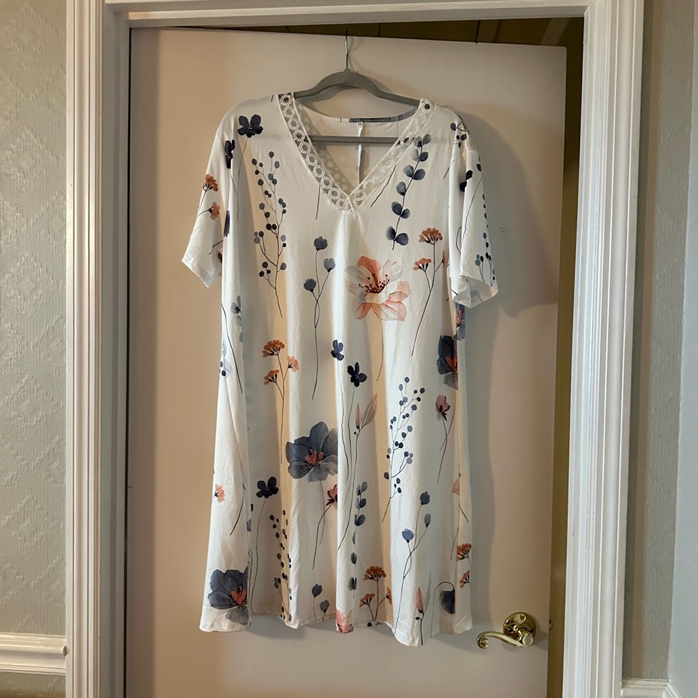 Pretty Brand New White Floral Midi Dress